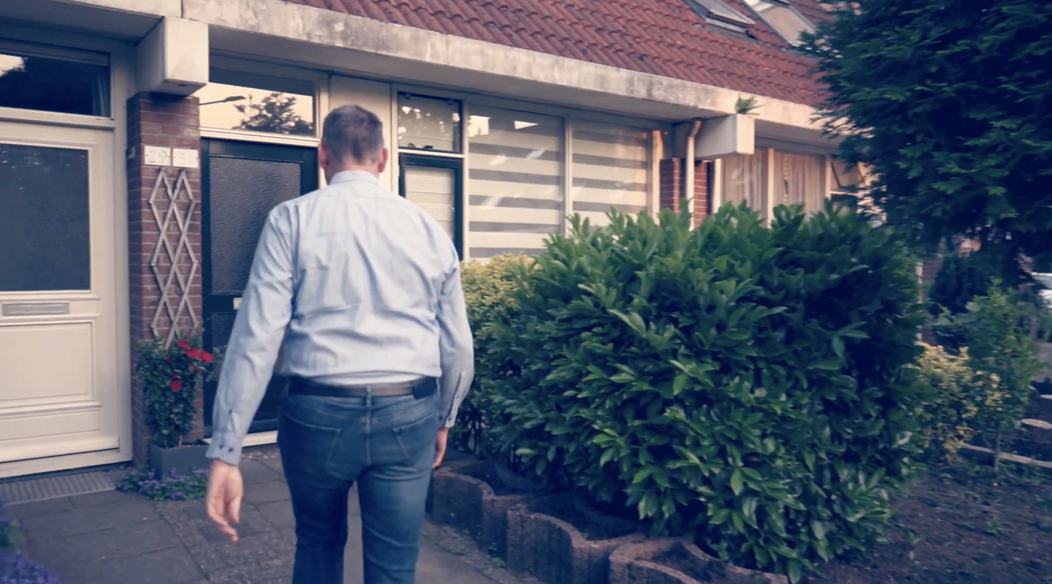 Twee buurtbewoners lopen samen door de wijk